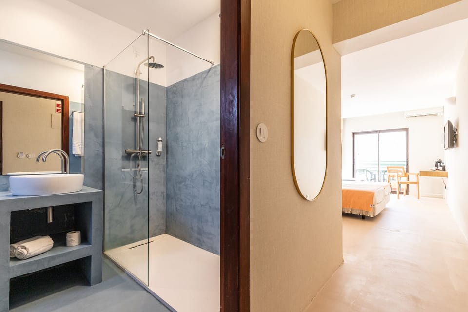 Shower, hydromassage showerhead, free toiletries, hair dryer