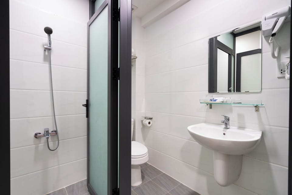 Senior Room, 1 Queen Bed | Bathroom | Shower, rainfall showerhead, designer toiletries, hair dryer
