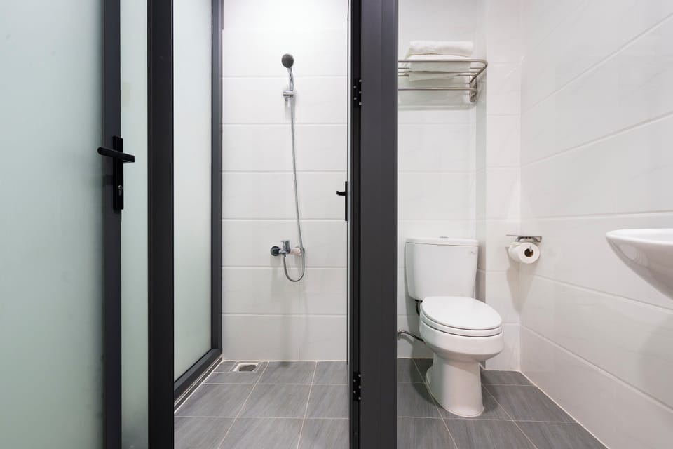 Senior Room, 1 Queen Bed | Bathroom | Shower, rainfall showerhead, designer toiletries, hair dryer
