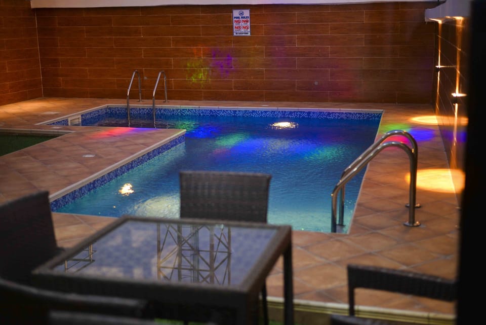 2 outdoor pools