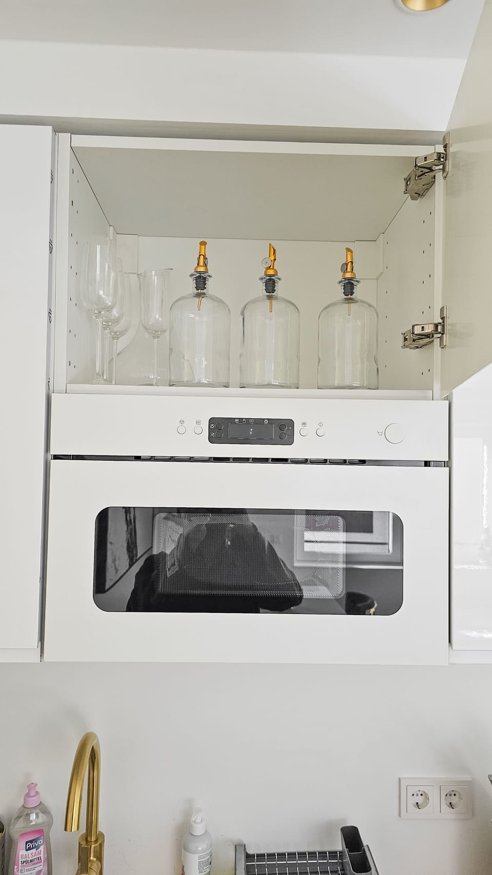 Deluxe Apartment | Private kitchen | Full-size fridge, microwave, oven, stovetop