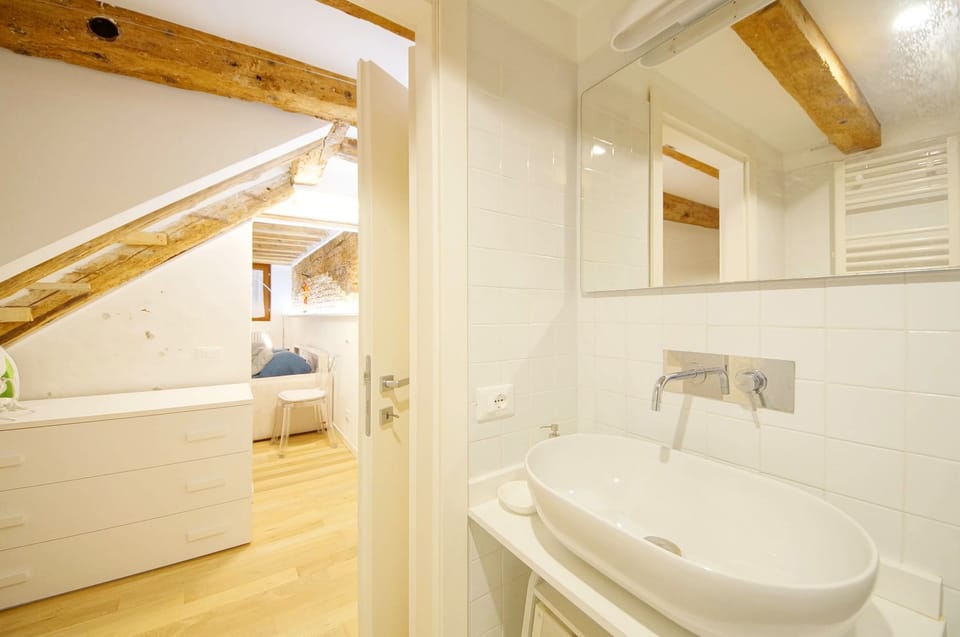 Apartment | Bathroom | Shower, hair dryer, bidet, towels