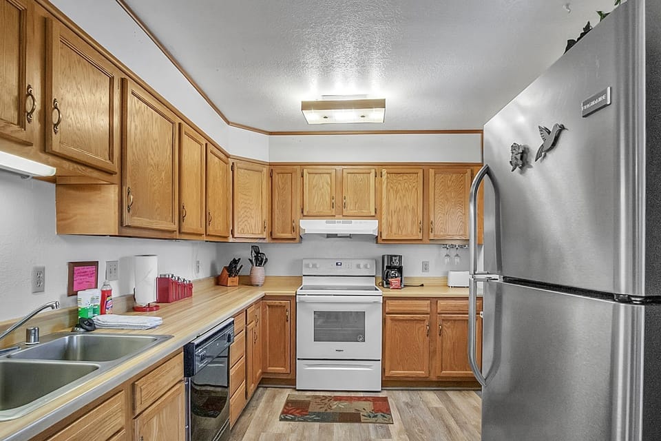 House, 4 Bedrooms | Private kitchen | Coffee/tea maker, fridge, oven, toaster