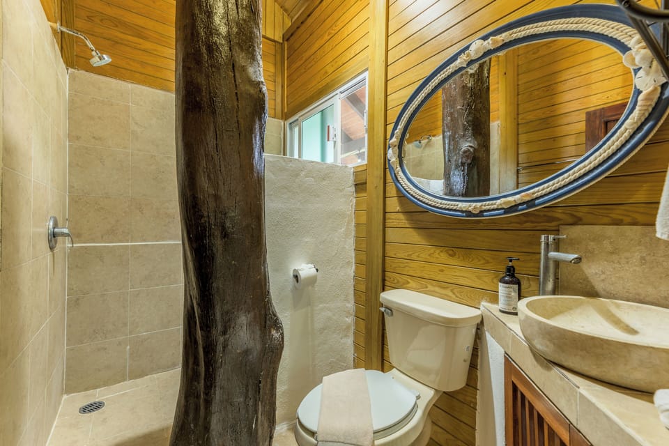 Deluxe Suite | Bathroom