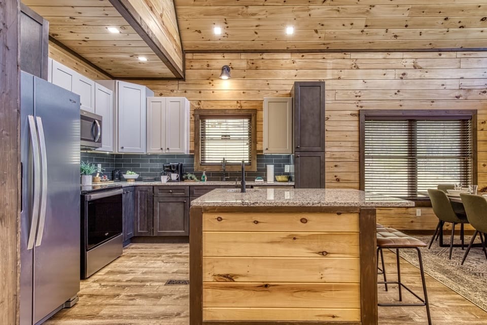 Cabin, 2 Bedrooms | Private kitchen | Fridge, oven, coffee/tea maker, toaster