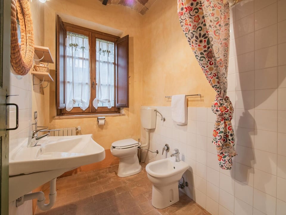 Shower, free toiletries, bidet, towels