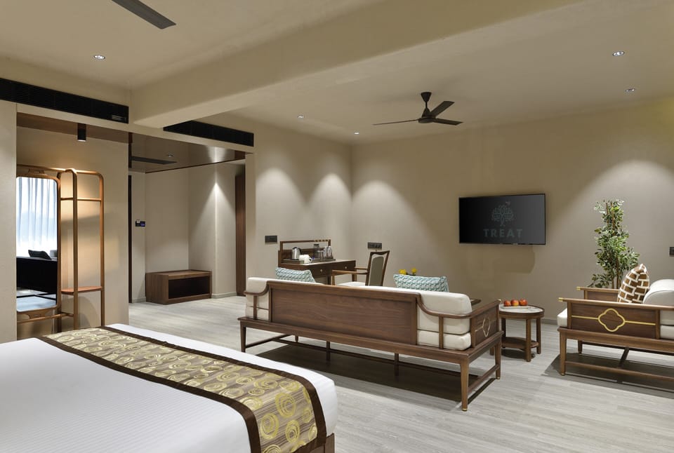 Executive Suite | Premium bedding, memory foam beds, in-room safe, desk