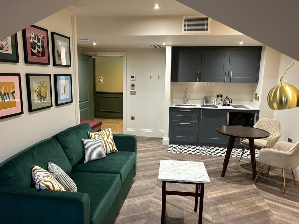 Junior Suite | Egyptian cotton sheets, premium bedding, desk, laptop workspace