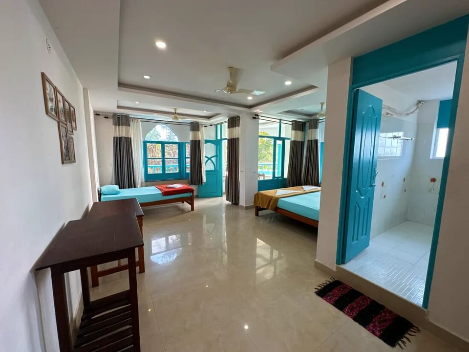 AC Superior Double Room with Balcony and Sea View | Soundproofing, free WiFi