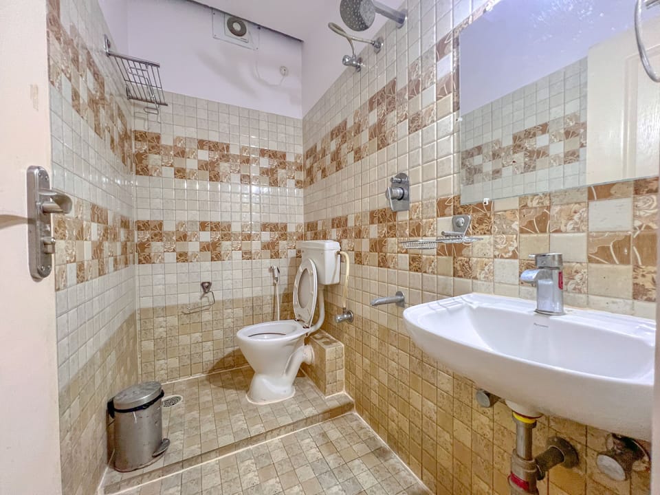 Deluxe Room | Bathroom | Shower, rainfall showerhead, towels