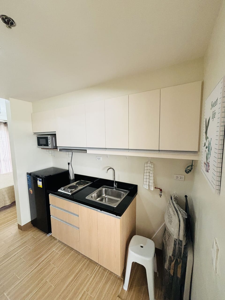 Business Studio | Private kitchen | Full-size fridge, microwave, oven, stovetop