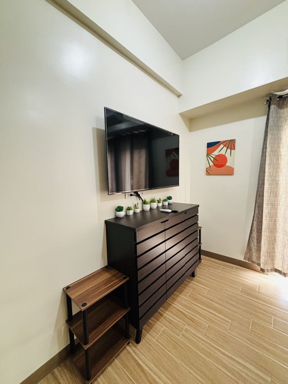 Business Studio | Living area | 24-inch LCD TV with satellite channels