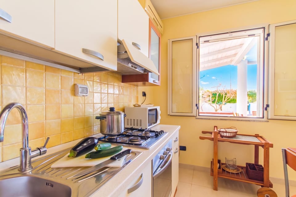 Family House, 2 Bedrooms, 2 Bathrooms (Villetta Relax with Garden, Pool and) | Private kitchen