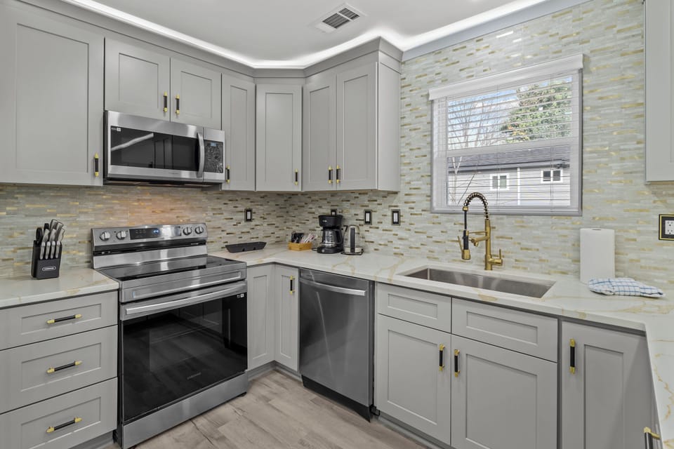 Luxury House, 4 Bedrooms, Terrace | Private kitchen | Fridge, microwave, oven, stovetop