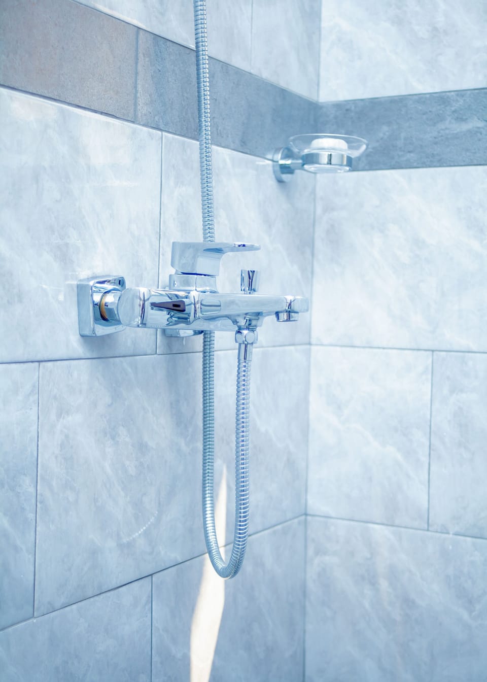 Shower, rainfall showerhead, free toiletries, hair dryer
