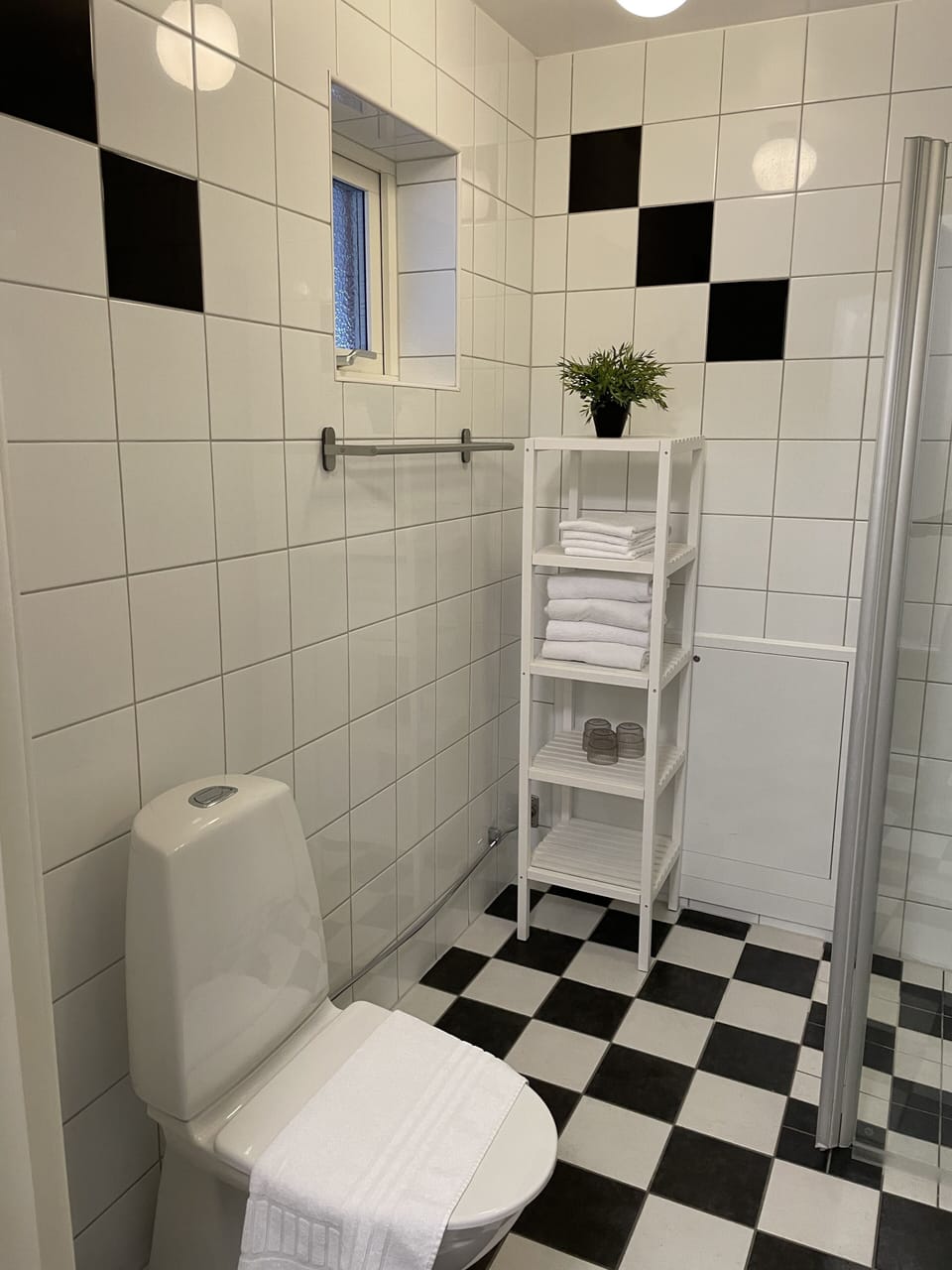 Shower, heated floors, towels