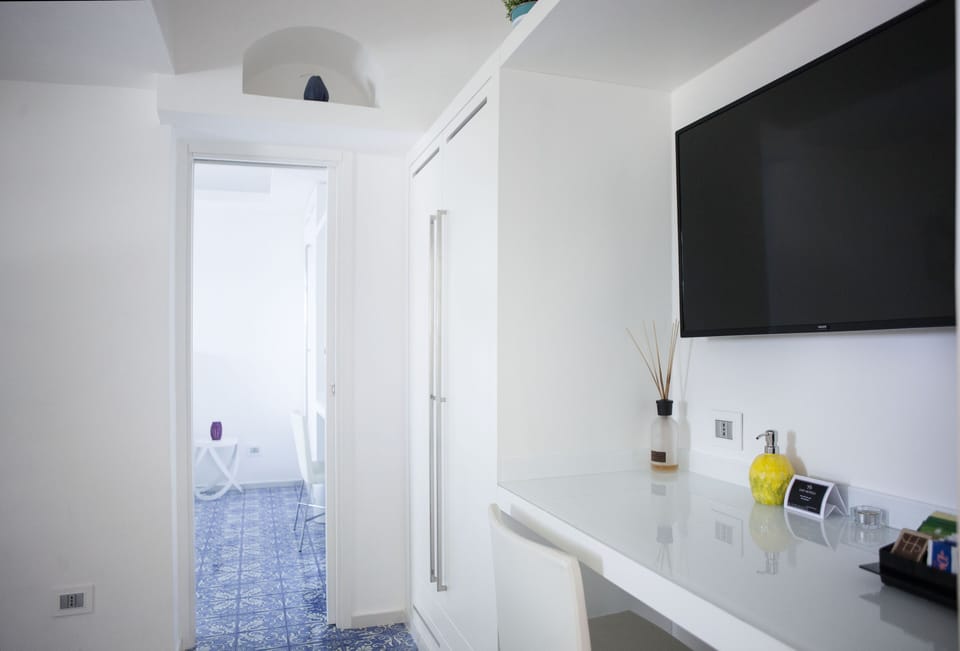 Executive Cottage, Jetted Tub | Living area