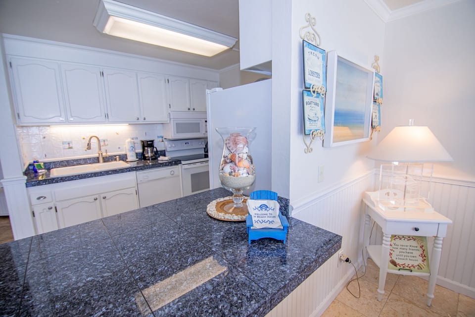 Panoramic Condo, 2 Bedrooms, Non Smoking, Ocean View | Private kitchen | Full-size fridge, microwave, oven, stovetop