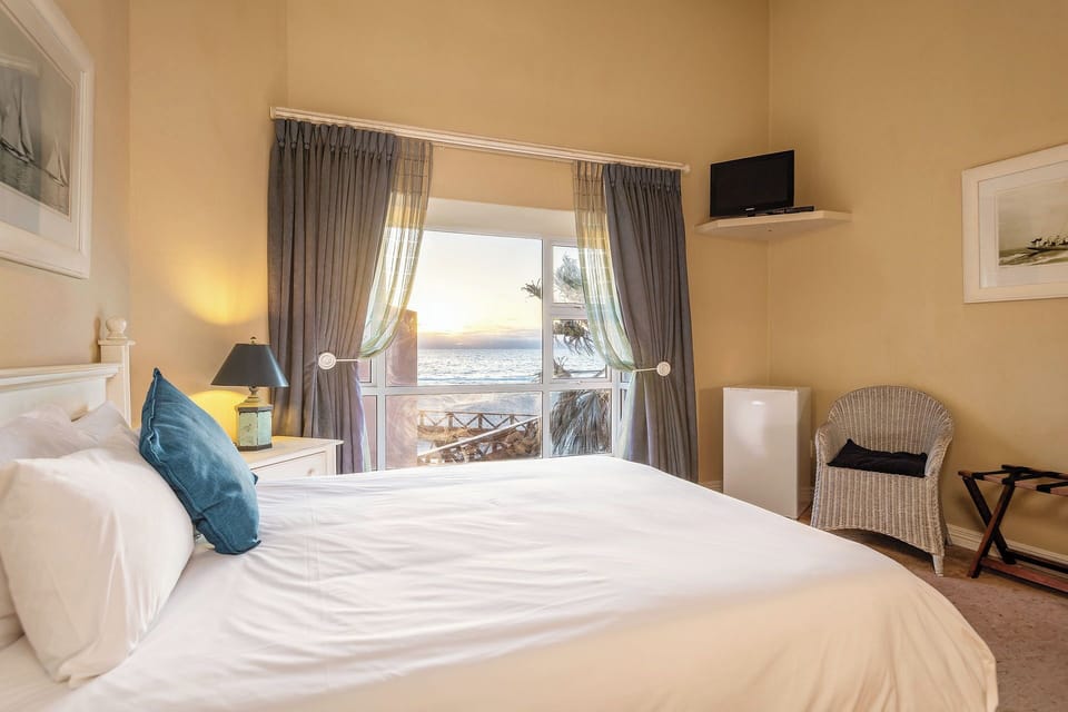 Family Quadruple Room | Desk, laptop workspace, cribs (free), WiFi (free)