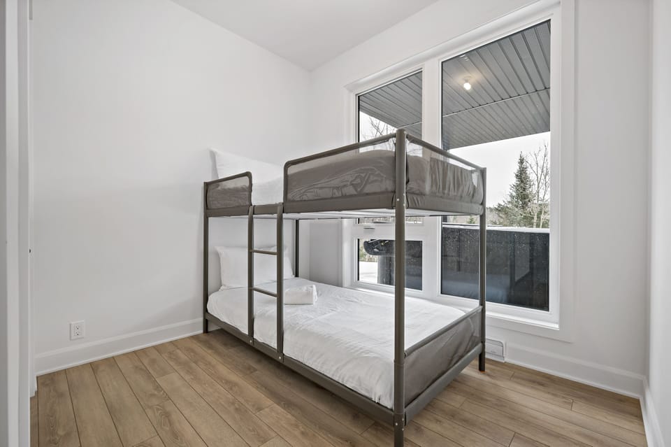 J. Khan Manor | 5 bedrooms, desk, WiFi (free), bed sheets