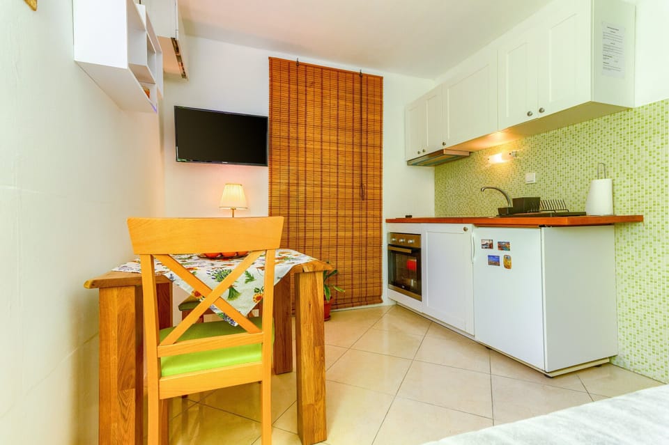 Studio | Private kitchen | Fridge, microwave, oven, stovetop