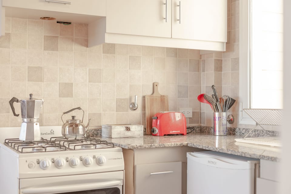 Apartment, 1 Bedroom, Lake View | Private kitchen | Fridge, microwave, oven, stovetop