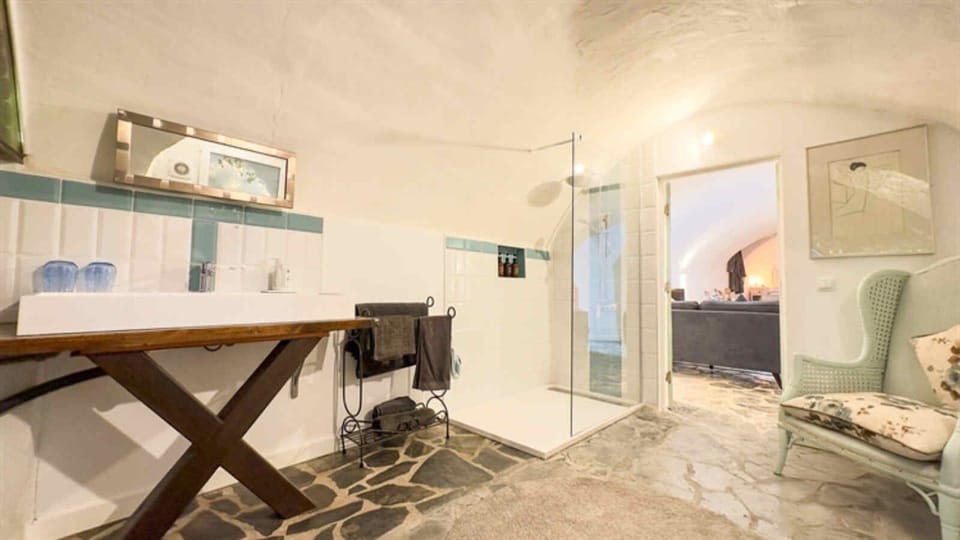 Luxury Suite | Bathroom | Hair dryer, towels, soap, shampoo