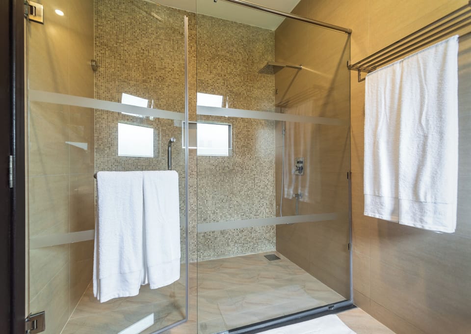 Executive Double or Twin Room, 1 Double Bed | Bathroom | Shower, hydromassage showerhead, designer toiletries, hair dryer