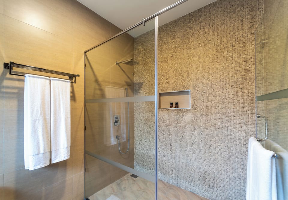 Executive Room, 1 Double Bed | Bathroom | Shower, hydromassage showerhead, designer toiletries, hair dryer