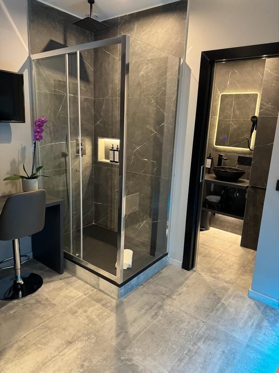 Basic Room | Bathroom | Separate tub and shower, jetted tub, free toiletries, hair dryer