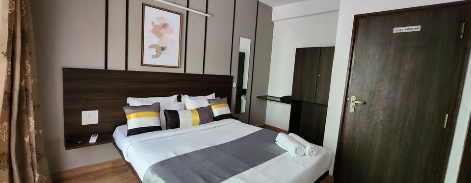 Deluxe Room, Balcony | 1 bedroom, free WiFi, bed sheets