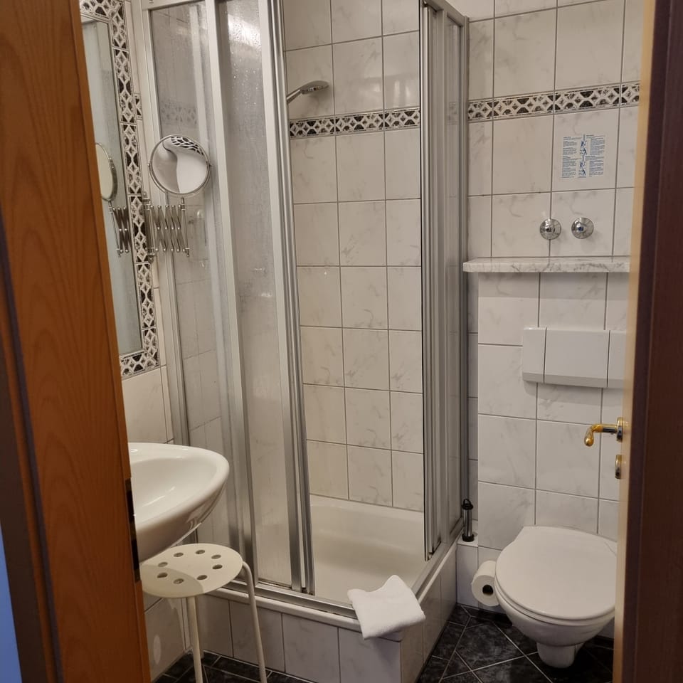 Double Room | Bathroom | Free toiletries, hair dryer