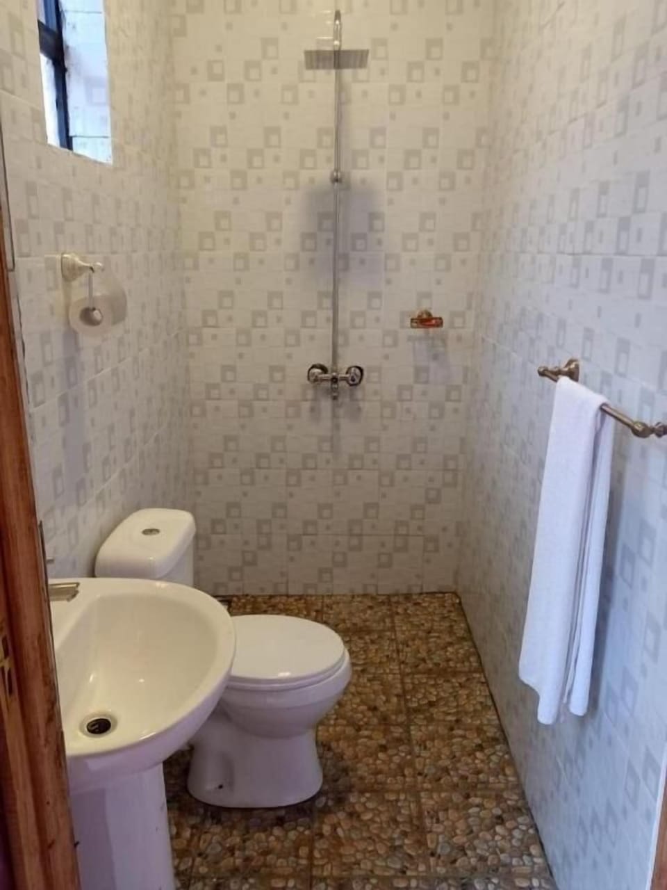 Shower, rainfall showerhead, free toiletries, slippers