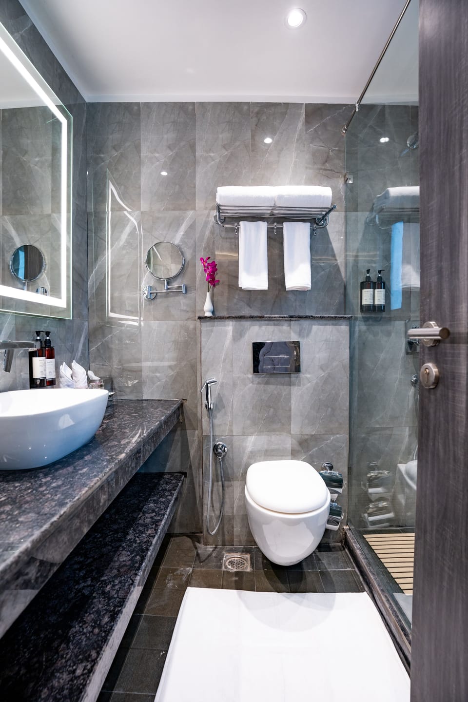 Deluxe Twin Room | Bathroom | Shower, rainfall showerhead, free toiletries, hair dryer
