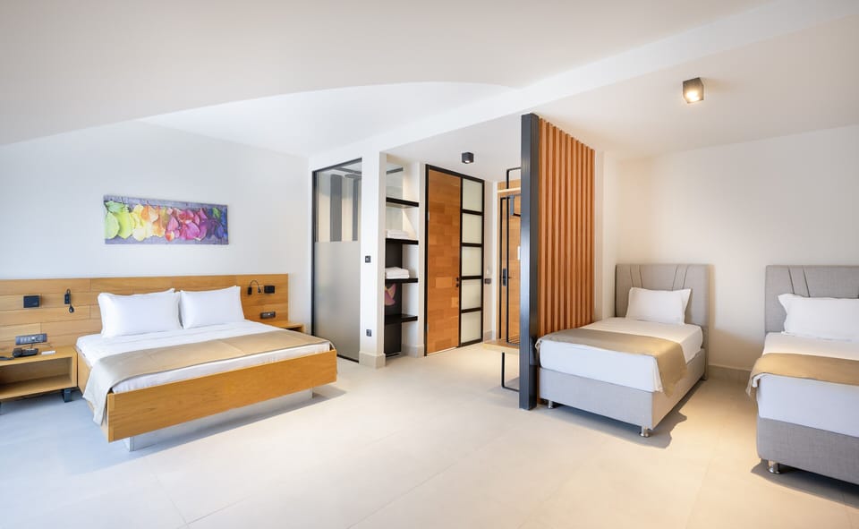 Family Suite | Premium bedding, minibar, in-room safe, desk