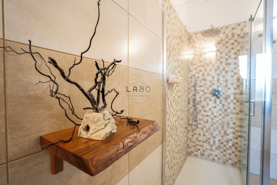 Classic Triple Room | Bathroom | Shower, hair dryer, bidet, towels