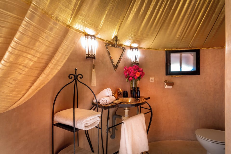 Deluxe Suite | Bathroom | Hair dryer, bathrobes, towels