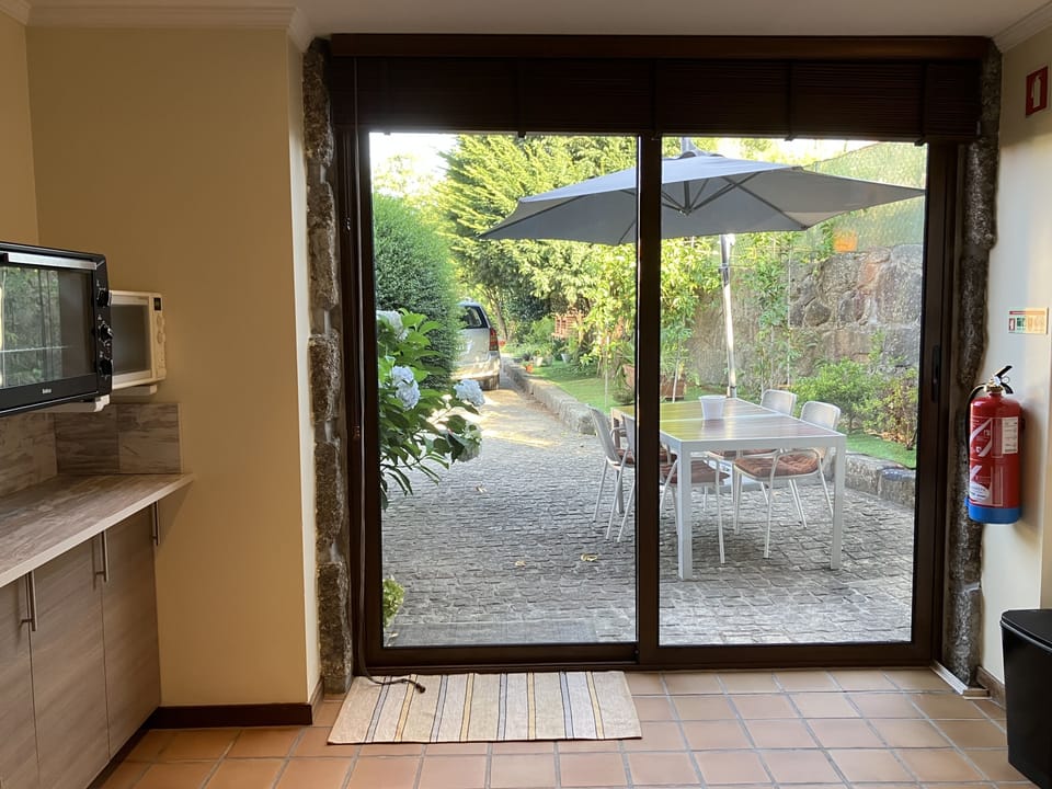 Full-size fridge, microwave, oven, stovetop