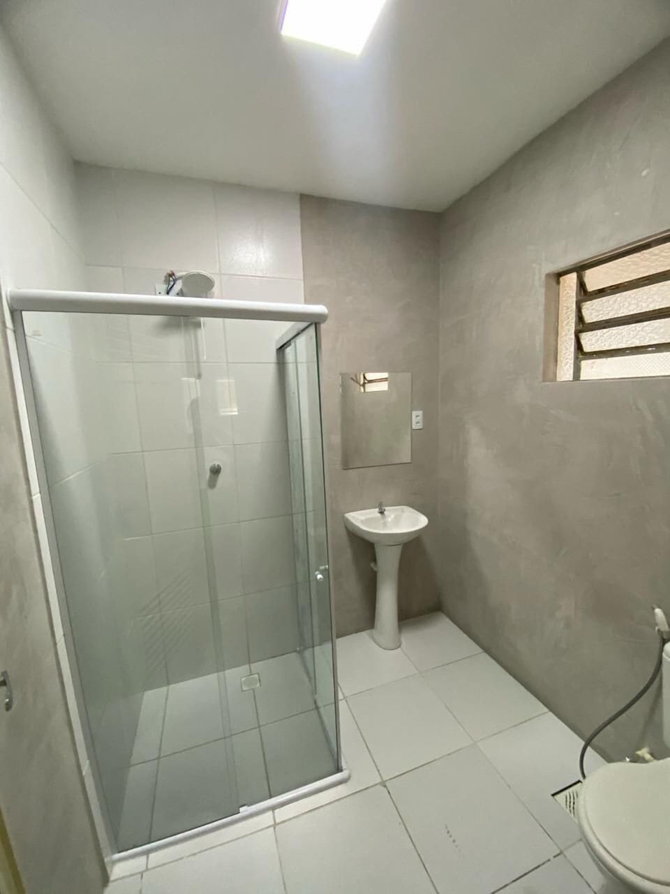 Family Room | Bathroom | Shower, free toiletries, hair dryer, towels