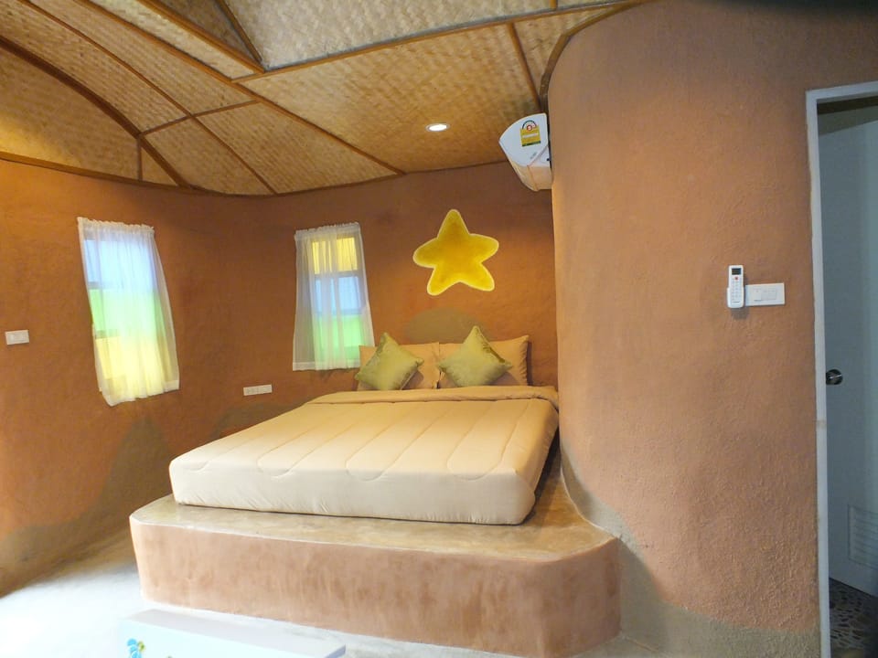 Baan Din | Desk, rollaway beds, free WiFi