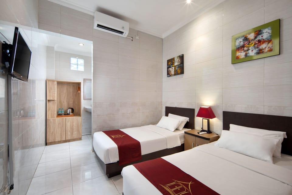 Desk, soundproofing, free WiFi, bed sheets