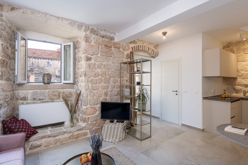 Luxury Apartment, 1 King Bed, City View | Living area | Smart TV, Netflix, streaming services