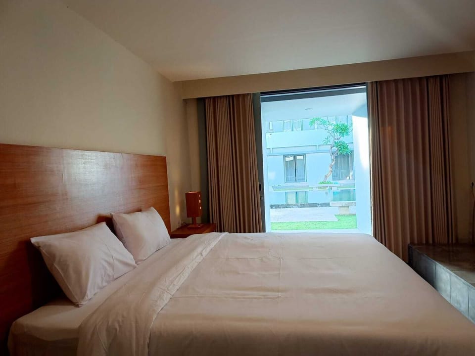 Deluxe Double Room, Poolside | Soundproofing, bed sheets