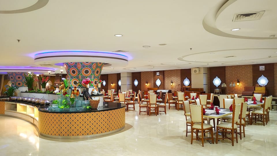 2 restaurants; breakfast, lunch, and dinner served