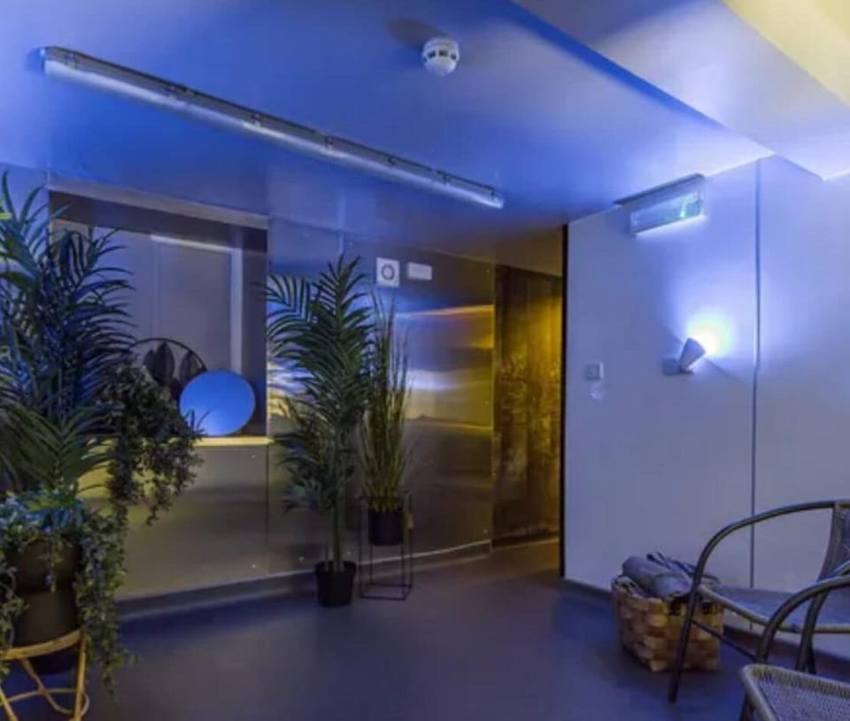 Ivy House, 6-beds, Sleeps 19 With Hot Tub Cottage in England