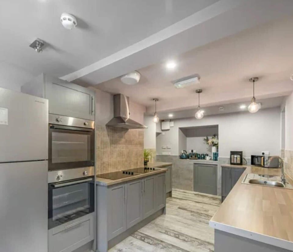 Cottage | Private kitchen | Fridge, microwave, oven, stovetop