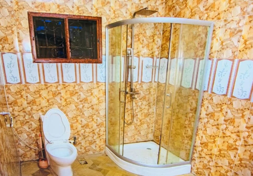 Executive Room | Bathroom | Combined shower/tub, towels