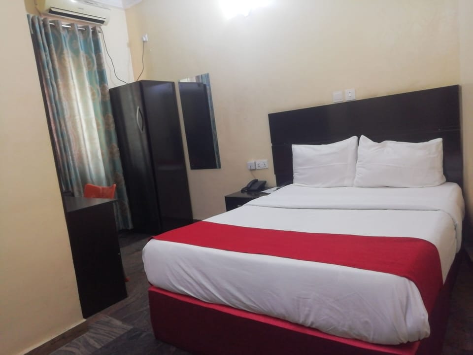 Royal Room | Desk, laptop workspace, free WiFi