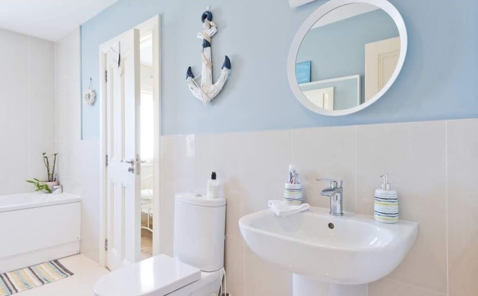 Bathtub, free toiletries