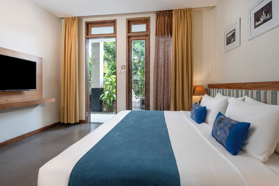Superior Room | Minibar, in-room safe, desk, iron/ironing board
